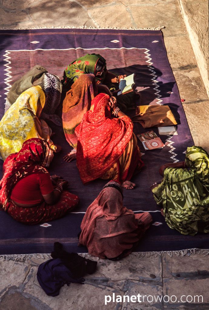 Women read together in a haveli courtyard, Nawalgargh, Rajasthan, Northern India, 2002 (35mm slide film)